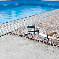 Protišmyková podlaha, lemovacia dlažba alebo drevo okolo bazéna? Výhody jednotlivých materiálov