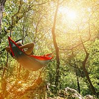 Turistický outdoorový hamak na spanie musí byť nepremokavý. Ako hamak vybrať?