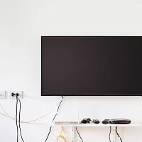 Ako skryť káble od TV či PC na stene alebo na zemi