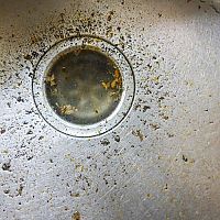 Ako sa zbaviť zápachu z umývadla v kuchyni a kúpeľni