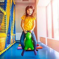 Detské nafukovacie i interaktívne hopsadlá – ako vybrať skákadlo pre najmenších?