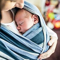 Správne nosenie bábätka v šatke, v nosiči, ring sling – ako nosiť bábätko
