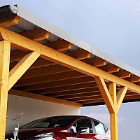 Drevený alebo kovový prístrešok na auto pri dome svojpomocne – rozmery, cena, povolenie