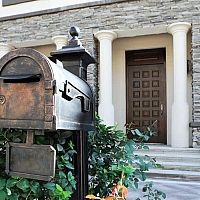 Americkú na stojane, kovanú, drevenú alebo kamennú  poštovú schránku? Každá má svoje výhody