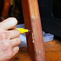 Ako opraviť poškodený nábytok? Fixky na nábytok alebo opravný vosk