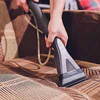 Tipy, ako sa starať o čalúnený nábytok a vyčistiť ho od škvŕn