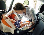 Bezpečné cestovanie s bábätkom v aute – odkedy je vhodné, čo bábätko a klimatizácia, čo vziať so sebou