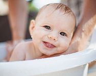 Ako správne kúpať bábätko? Ako držať novorodenca, o koľkej ho kúpať, teplota vody