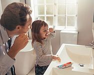 Rady, ako naučiť dieťa umývať si zuby