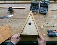Pracovný postup, ako vyrobiť vtáčiu búdku z dreva pre ďatľa či sýkorky