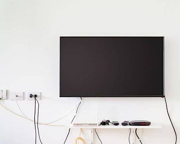 Ako skryť káble od TV či PC na stene alebo na zemi