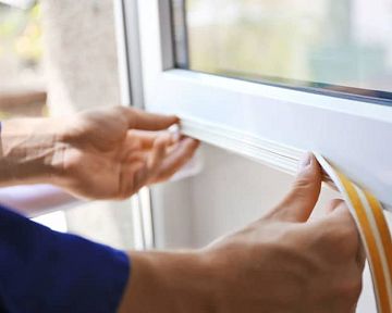 Ako utesniť okná a dvere svojpomocne – kde a ako nalepiť samolepiace či tesnenie do drážky