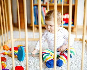 Drevená, textilná, plastová alebo skladacia ohrádka pre deti na hranie? Poradíme, ako vybrať