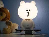Detská LED stolná lampa Medvedík na skateboarde