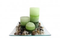TORO Darčekový set 3 sviečok s vôňou zelený čaj na sklenenom podnose s kameňmi